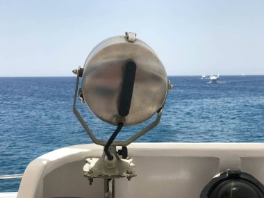 Bir havuç deniz, okyanus, deniz tropikal tatil su arka planı projektör, güçlü bir lamba bir lamba ile monte ..