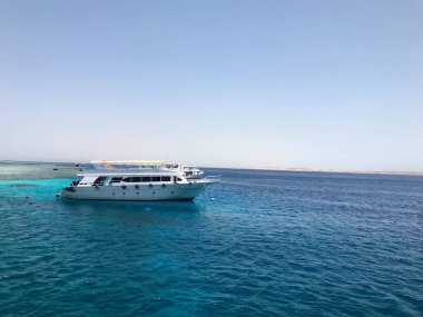 Büyük beyaz gemi, tekne, mavi masmavi deniz, okyanus resif mavi gökyüzü ile turist gemisi cruise.