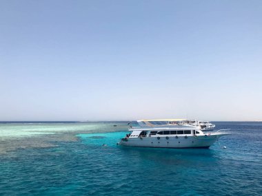 Büyük beyaz gemi, tekne, mavi masmavi deniz, okyanus resif mavi gökyüzü ile turist gemisi cruise.