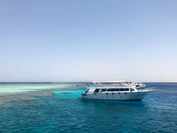 Büyük beyaz gemi, tekne, mavi masmavi deniz, okyanus resif mavi gökyüzü ile turist gemisi cruise.