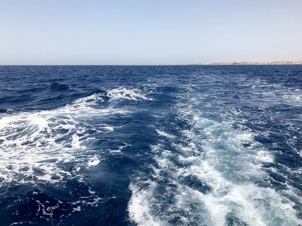 dalgalar, dökülmeleri, bubbles, köpük, izleme, kabarcıklanma yanardöner mavi deniz tuzlu su sıçramalarına hızlı bir kayan sepeti sonra tekne.