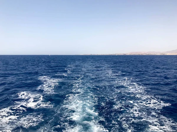 Sonra hızla kayan araba, tekne mavi gökyüzüne karşı içten içe kaynıyordu mavi doku deniz tuzlu su ile dalgalar, dökülmeleri, bubbles, köpük.