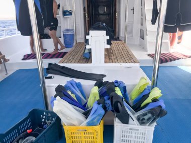 Yüzme için birçok çok renkli kauçuk yüzgeçler, Dalış bir sepet içinde yalan, bir yüzen tekne üzerinde koridorda bir kutu, gemi, tropikal bir tesis Cruise liner.