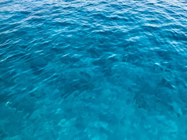 质地浅蓝色湿润美丽的天蓝色发光温暖透明的海 海洋水 海洋与小波浪 轻的涟漪 的背景 — 图库照片