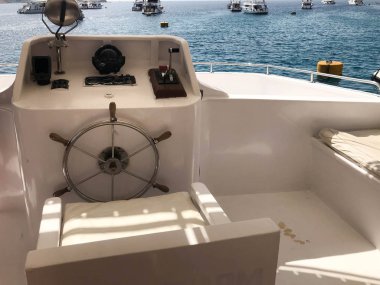 Tamam bir gemi, tekne, cruise gemisi ile direksiyon simidi, kontrol paneli ile deniz pusula ve mavi deniz ve gemi gökyüzü altında karşı kontrol için aygıtlar.