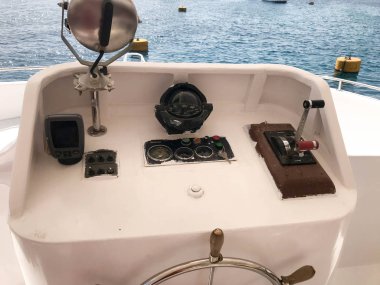 Tamam gemi, tekne, cruise liner bir direksiyon simidi, pano, navigator, arka planı mavi tropikal deniz ve gemi takometre ve kontrol cihazları ile.