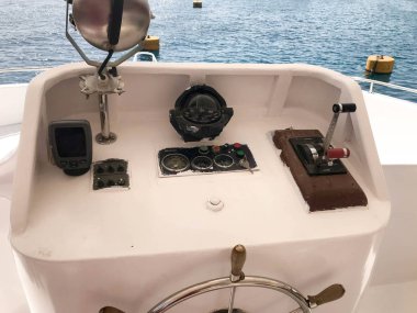 Tamam gemi, tekne, cruise liner ile direksiyon simidi, mavi deniz ve güzel bir tropik manzaraya karşı kontrol paneli, navigator, hız ve kontrol cihazları.