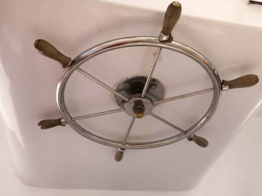 Krom kaplama paslanmaz çelik parlak direksiyon simidi üzerinde bir gemi, tekne, denetimi için Kaptan'ın kabinde cruise liner.