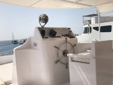 Tamam bir gemi, tekne, cruise gemisi ile direksiyon ve mavi deniz ve güzel bir tropik manzaraya karşı kontrol için aygıtlar.