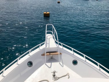 Kök, ön, gemi, tekne, cruise gemisi tropikal tatil deniz yay masmavi güzel su mavi ve yer kopyalayın.