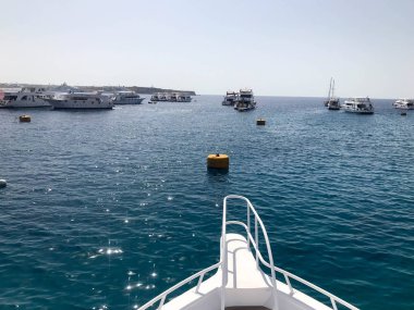 Kök, ön, geminin yay, tekne, liman arka planda Cruise liner, deniz mavisi su ile tropikal tatil birçok gemi ile iskele ve yeri kopyalamak.