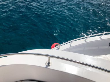 Geminin yan, doku tekne, cruise gemisi deniz mavi masmavi güzel su ile tropikal bir tatil ve uzay kopyalayın. Arka plan.