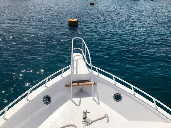 Kök, ön, gemi, tekne, cruise gemisi tropikal tatil deniz yay masmavi güzel su mavi ve yer kopyalayın.