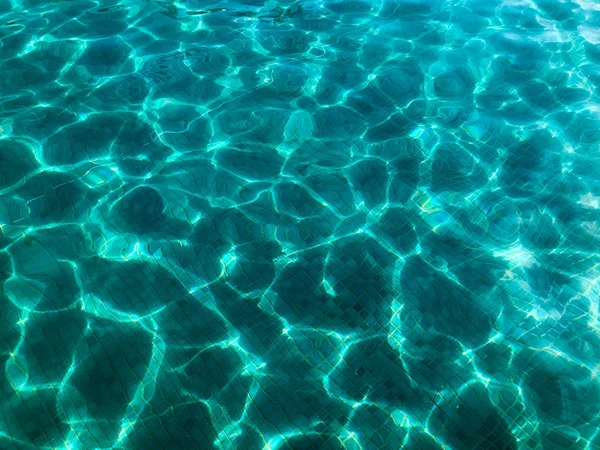 プール やっと目に見えるセラミック タイルの水の波紋と太陽の暖かい青の美しい紺碧カラフルな虹色クリア感 バック グラウンド — ストック写真
