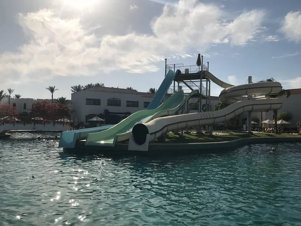 Une Piscine Eau Chaude Bleue Avec Des Toboggans Aquatiques Extrêmes — Photo