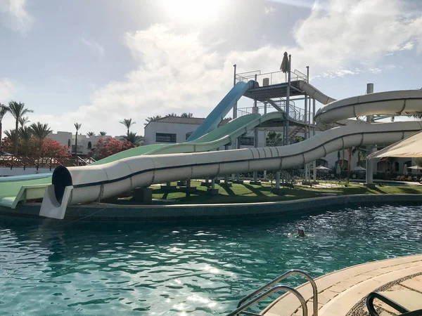 Piscine Avec Toboggans Aquatiques Pour Amuser Dans Parc Aquatique Aquapark — Photo