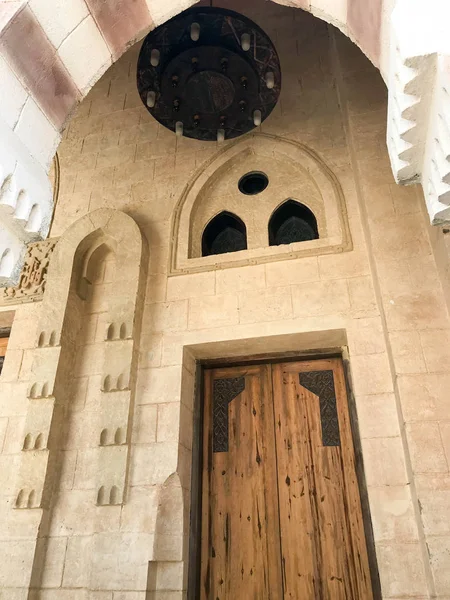 Μια Μεγάλη Στιβαρή Ξύλινη Πόρτα Μια Πέτρινη Αψίδα Πολυέλαιο Στην — Φωτογραφία Αρχείου