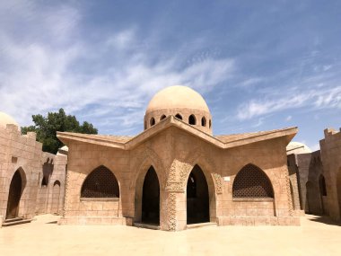 Ülkede bir Arap Müslüman İslam sıcak tropikal çölde yuvarlak çatılı bina bir eski antika sağlam küçük taş bej.