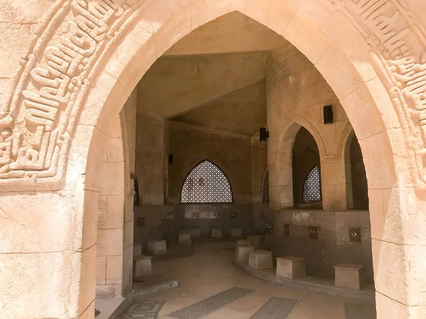 중에서 아라비아의 이슬람 이슬람의 따뜻한 국가에서 수돗물로 장소로 아치를 모스크의 — 스톡 사진