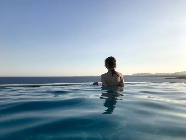 Beautiful Slender Girl Her Back Red Swimsuit Swims Bathes Blue — Stock Photo, Image