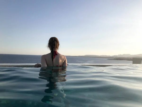 Beautiful Slender Girl Her Back Red Swimsuit Swims Bathes Blue — Stock Photo, Image