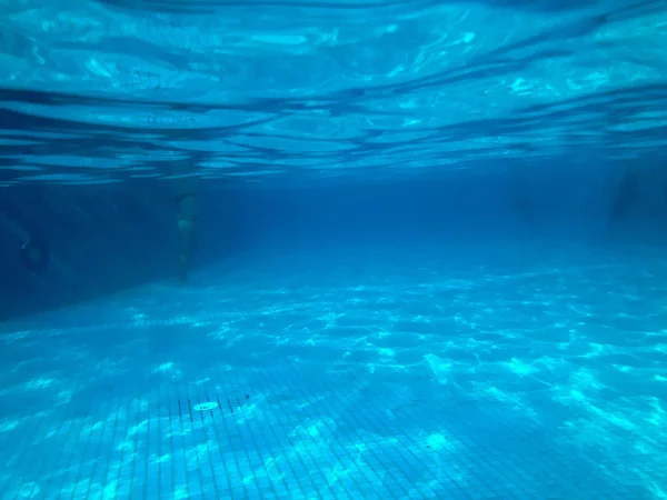 Vista Piscina Con Baldosas Cerámica Bajo Agua Azul Vista Submarina —  Fotos de Stock