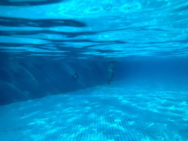 Prohlédněte Plavecký Bazén Keramickými Dlaždicemi Pod Modrou Vodou Pod Vodou — Stock fotografie