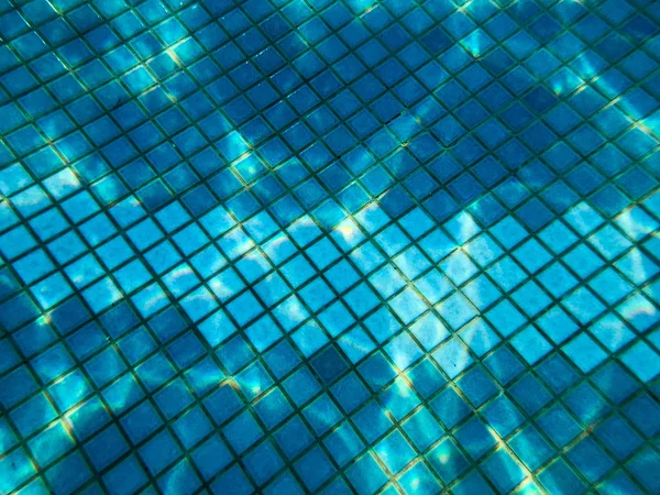 리조트의 수영장 바다에서 수영장에서 사각형 세라믹 타일의 — 스톡 사진
