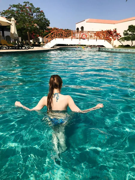 아름다운 머리를 따뜻한 이국적인 나라에서 휴가에 파란색 따뜻한 수영장에서 리조트 — 스톡 사진