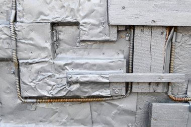 Steampunk tarzı, cyberpunk Simli doku eğilmiş, bükülmüş, eski Sac teneke, civata, perçin, demir çubuklar. Arka plan