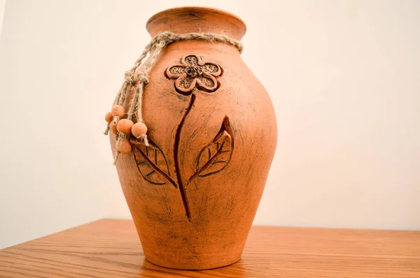 Una hermosa jarra de cerámica de barro con un patrón de flores hechas a mano. Cerámica tradicional, un jarrón para flores — Foto de Stock