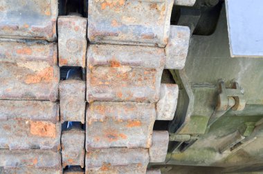 Ölümcül tehlikeli Rus Suriye muharebe tankı ve alt paslı demir kirli metal ağır parça caterpillar off-road büyük bir yeşil askeri zırhlı.