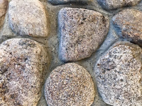 Текстура натурального натурального резного твердого твердого грубо-острых текстурированных минерально-серых камней булыжник на стенах породы. Каменный фон — стоковое фото
