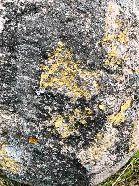 Textura de natural natural esculpido sólido forte áspero áspero afiado texturizado mineral cinza pedra marrom calçada nas paredes da rocha. Fundo de pedra — Fotografia de Stock