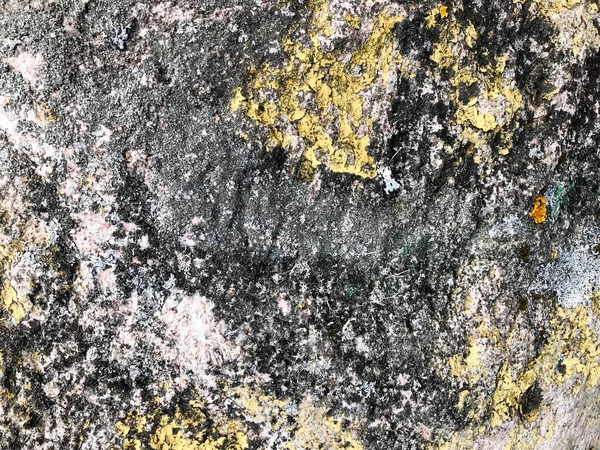 Tekstura naturalne naturalne rzeźbione stały silny szorstki szorstki ostre teksturowanej mineralne szary brązowy brukowanej kamień na ścianach skał. Kamienne podłoże — Zdjęcie stockowe