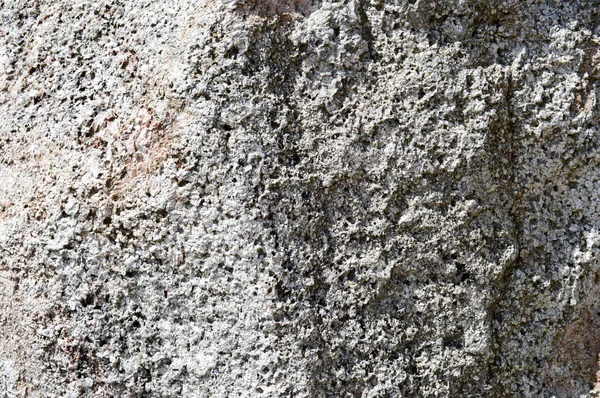 Tekstur alami diukir padat yang kuat kasar kasar bertekstur mineral abu-abu batu cokelat berbatu di dinding batu. Latar belakang batu — Stok Foto