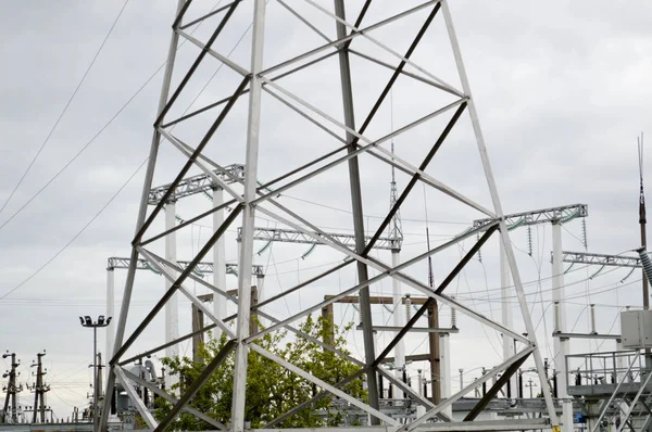 Kovové přenosové lince s komponentami elektrické sítě, systém energetického zařízení pro přenos elektrické energie, elektrický proud s transformátorem elektrárna — Stock fotografie