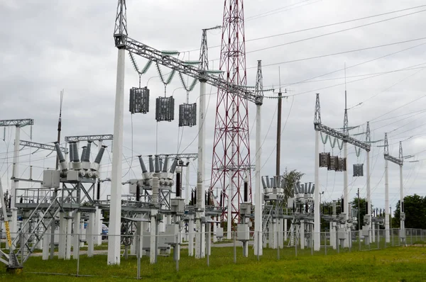 Linha de transmissão de metal com os componentes da rede elétrica, o sistema de equipamentos de energia para a transmissão de eletricidade, corrente elétrica com o transformador a central elétrica — Fotografia de Stock