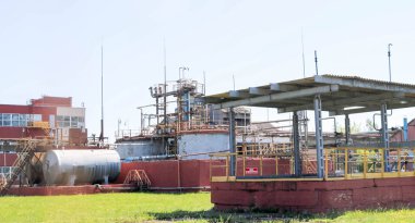 Bir büyük beton teknolojik endüstriyel yükleme sırasında pompalar kompresörler ısı değiştiriciler boru hatları ve binalar tarafından kapasitif borular ile kimyasal bir Petrokimya Rafinerisi