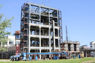 Bir büyük beton teknolojik endüstriyel yükleme sırasında pompalar kompresörler ısı değiştiriciler boru hatları ve binalar tarafından kapasitif borular ile kimyasal bir Petrokimya Rafinerisi