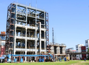 Bir büyük beton teknolojik endüstriyel yükleme sırasında pompalar kompresörler ısı değiştiriciler boru hatları ve binalar tarafından kapasitif borular ile kimyasal bir Petrokimya Rafinerisi