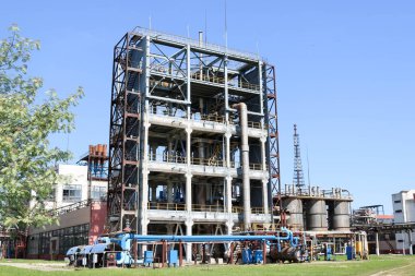 Bir büyük beton teknolojik endüstriyel yükleme sırasında pompalar kompresörler ısı değiştiriciler boru hatları ve binalar tarafından kapasitif borular ile kimyasal bir Petrokimya Rafinerisi