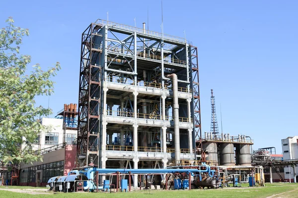 Una gran instalación industrial tecnológica de hormigón en una refinería petroquímica química con tuberías capacitivas por bombas compresores intercambiadores de calor por tuberías y edificios — Foto de Stock