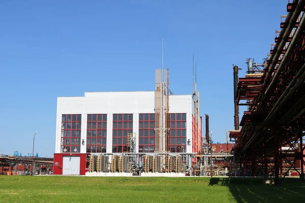En stor konkreta tekniska industriella installation vid en kemisk petrokemiska raffinaderiet med kapacitiv rör av pumpar kompressorer värmeväxlare av rörledningar och byggnader — Stockfoto