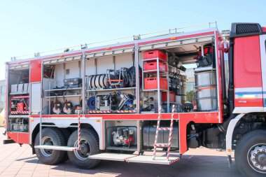 Mavi alev araba, motor-e doğru açık yanlarıyla insan kurtarmak ve pompa, yangın söndürme cihazları, büyük özel kırmızı üfleme Aracı, aracı, su hortumlar, hortumlar, baloons, tekniği