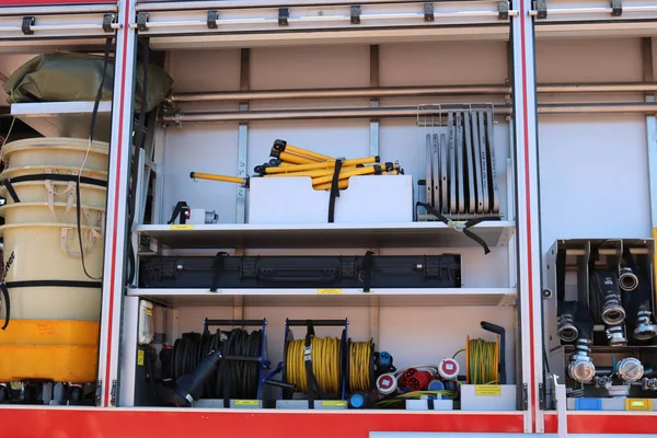 Grande rojo especial con coche de bomberos azul, motor para rescatar a las personas con los lados abiertos y equipos de extinción, bomba de fuego, agente de soplado, herramienta, mangas de agua, mangueras, globos, equipos — Foto de Stock