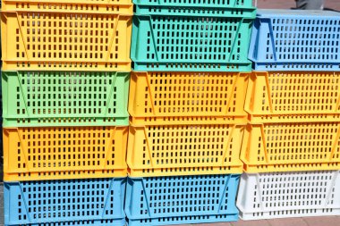 Doku kutularından renkli plastik renkli sarı mavi yeşil dikdörtgen delik mallar, şişeler için