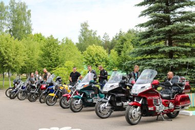 Birçok bisikletçileri motosikletçiler ile renkli motosiklet park yerinde. Minsk, Beyaz Rusya, 28.0.2018