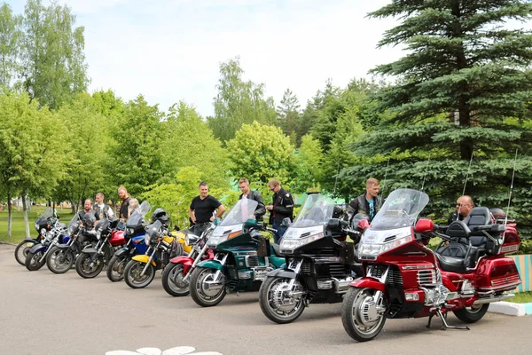 Birçok bisikletçileri motosikletçiler ile renkli motosiklet park yerinde. Minsk, Beyaz Rusya, 28.0.2018