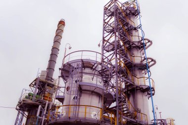 Sütunlar ve borular ile petrol işleme için yükleme. Rafineri